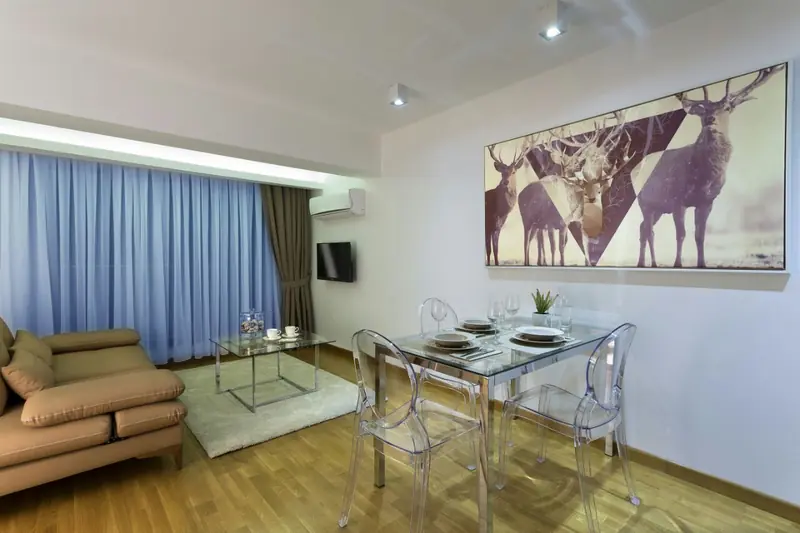 Dublex Suite: geniş oturma odası ve yemek masası